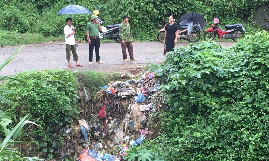 Đoàn giám sát của HĐND xã Nậm Xe (huyện Phong Thổ) giám sát việc triển khai thực hiện dự án hỗ trợ hoạt động thu gom, xử lý chất thải sinh hoạt trên địa bàn. 